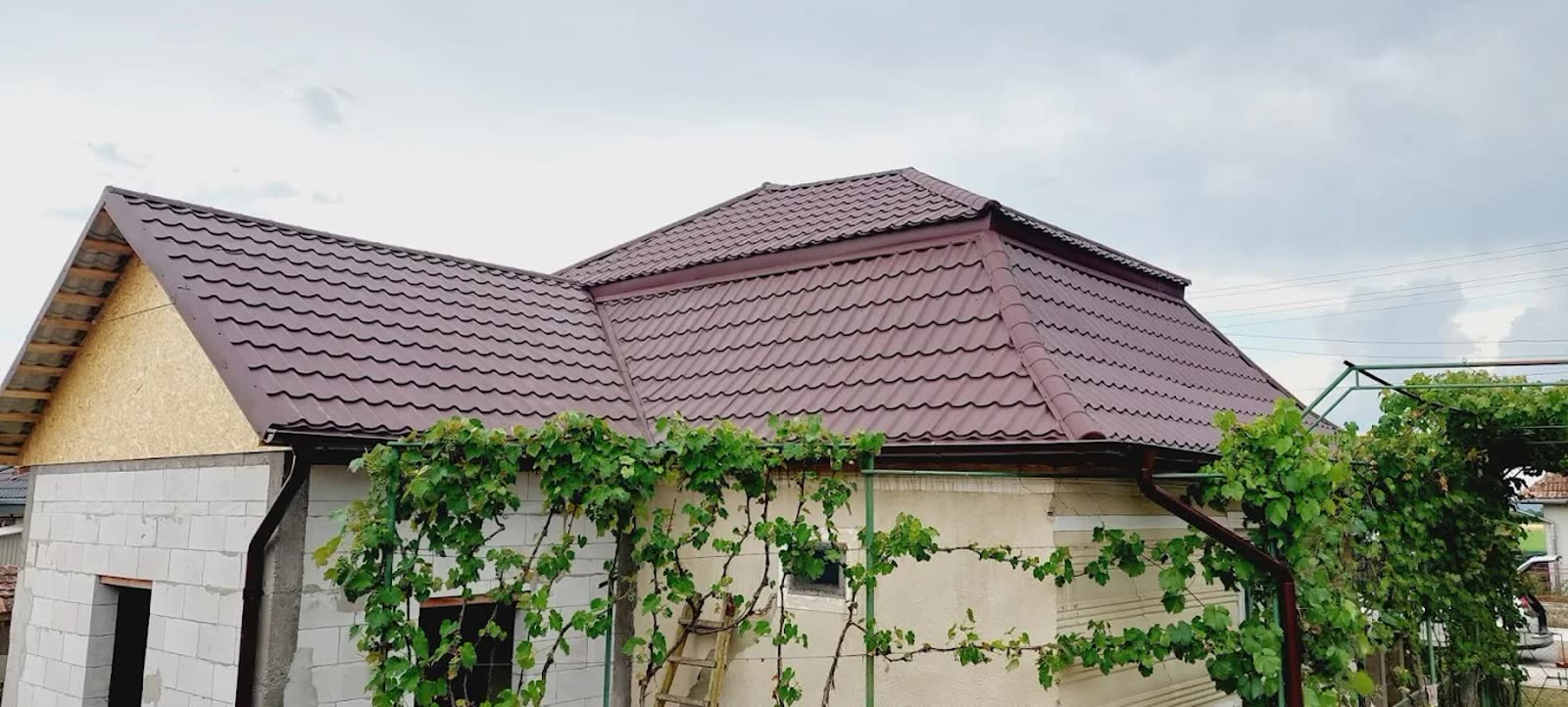 casă acoperită cu țiglă metalică maro